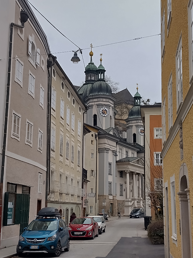 Ни один раз, друзья, я слышала от руководителей разного ранга, что у них очередь за дверью стоит. И если кому-то что-то не нравится 👆, то свято место пусто не бывает.
НО здесь есть один нюанс | Сетка — социальная сеть от hh.ru