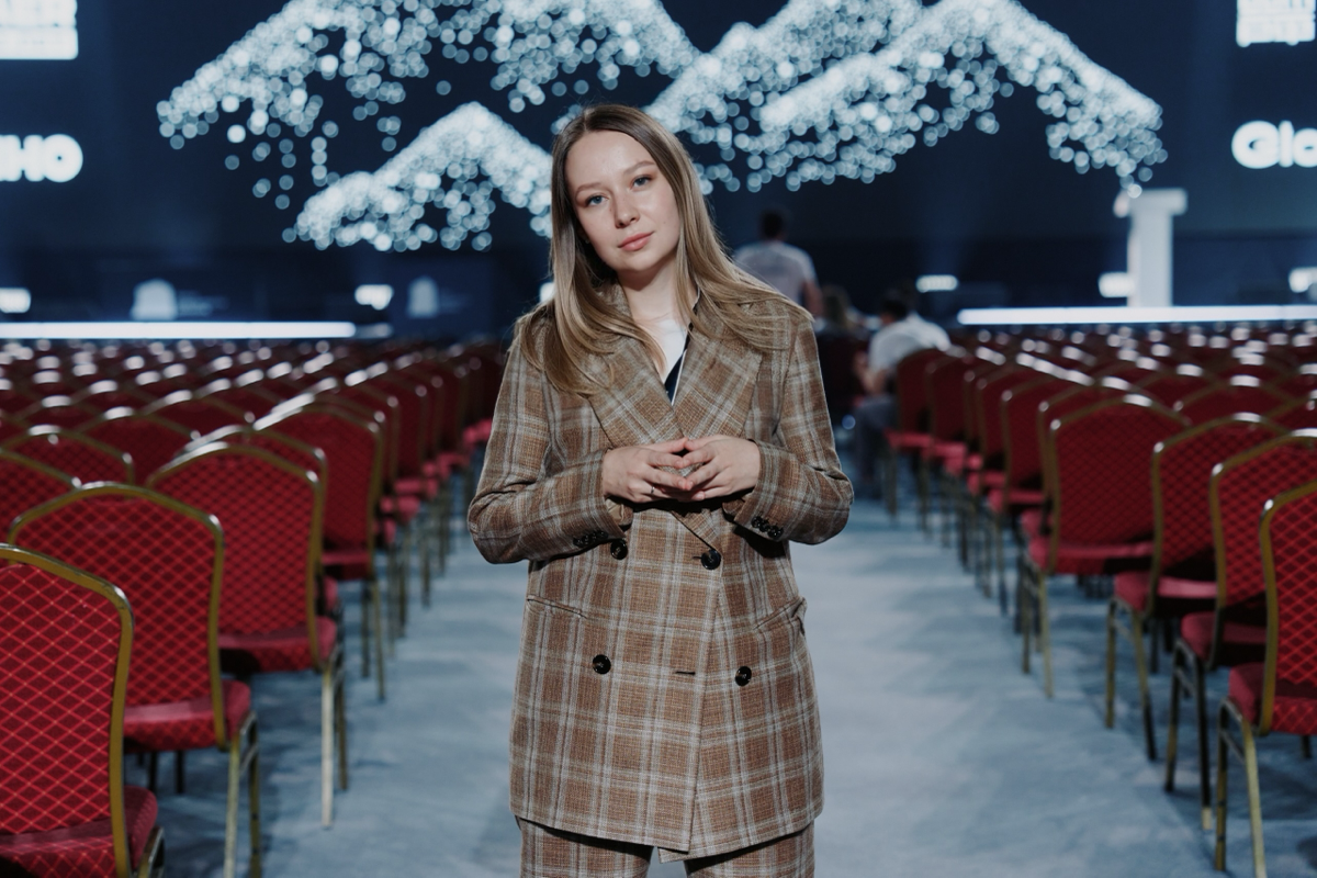 А теперь я решила написать #пост-знакомство .
Про работу
Я директор по маркетингу в компании «Движение» | Сетка — социальная сеть от hh.ru