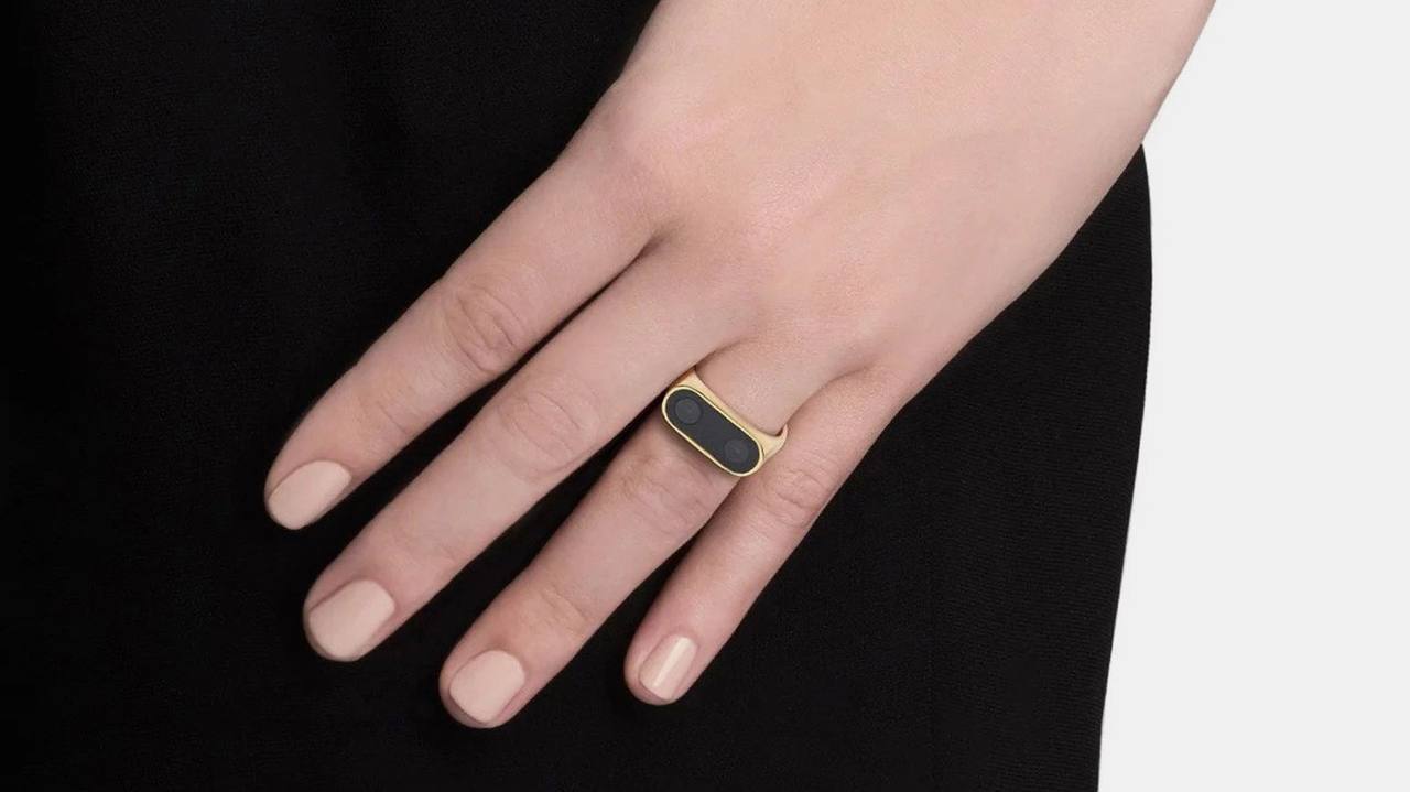 Минутка ювелирного сюра 💍 🌟 
Ювелирный бренд Miansai выпустил коллекцию украшений с использованием настоящих симкарт и камер от iPhone
Выглядит футуристично, я б купила | Сетка — социальная сеть от hh.ru