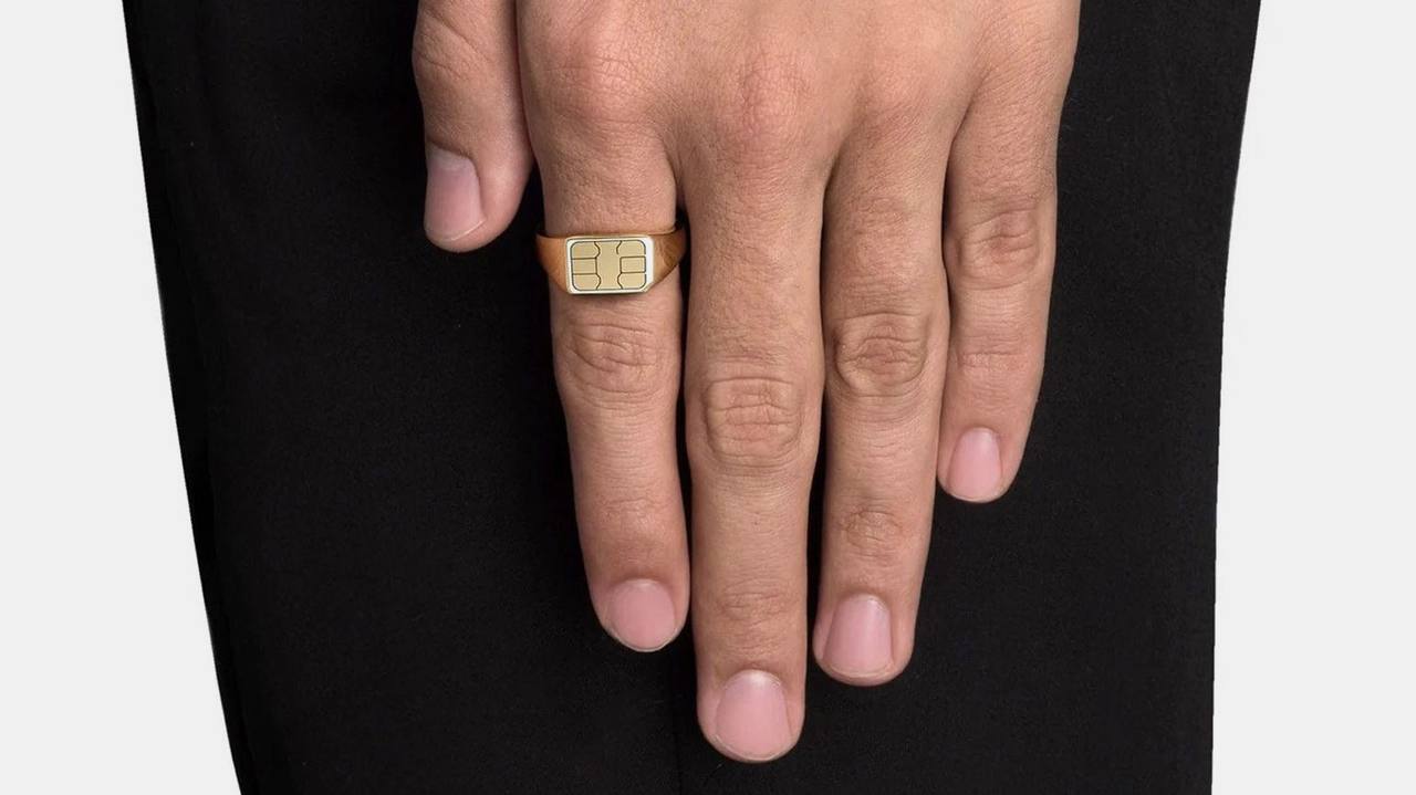 Минутка ювелирного сюра 💍 🌟 
Ювелирный бренд Miansai выпустил коллекцию украшений с использованием настоящих симкарт и камер от iPhone
Выглядит футуристично, я б купила | Сетка — социальная сеть от hh.ru