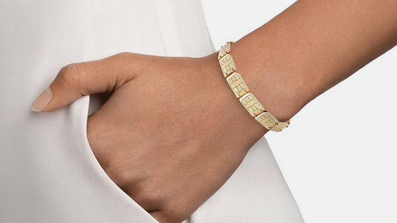 Минутка ювелирного сюра 💍 🌟 
Ювелирный бренд Miansai выпустил коллекцию украшений с использованием настоящих симкарт и камер от iPhone
Выглядит футуристично, я б купила | Сетка — социальная сеть от hh.ru