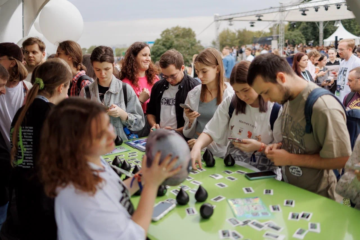 Потихоньку начинает появляться контент с ИТ-пикника. 
Давайте взглянем на событие глазами команды Сибур, которые впервые участвовали на пикнике и сразу покорили всех своим маскотом-Ино Том и мерчом | Сетка — социальная сеть от hh.ru