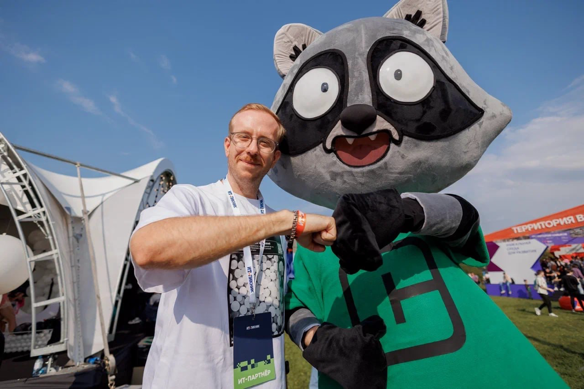 Потихоньку начинает появляться контент с ИТ-пикника. 
Давайте взглянем на событие глазами команды Сибур, которые впервые участвовали на пикнике и сразу покорили всех своим маскотом-Ино Том и мерчом | Сетка — социальная сеть от hh.ru