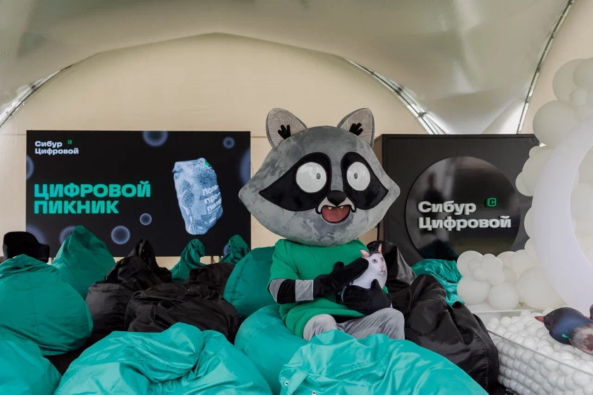 Потихоньку начинает появляться контент с ИТ-пикника. 
Давайте взглянем на событие глазами команды Сибур, которые впервые участвовали на пикнике и сразу покорили всех своим маскотом-Ино Том и мерчом | Сетка — социальная сеть от hh.ru