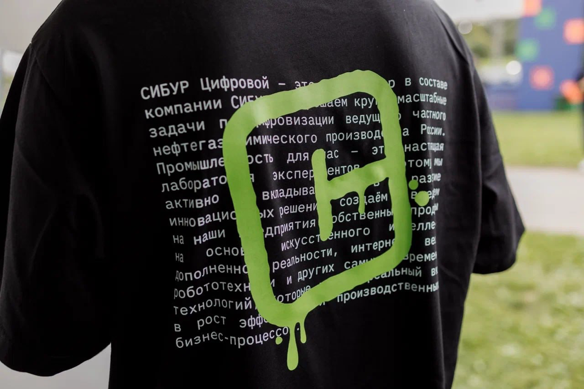 Потихоньку начинает появляться контент с ИТ-пикника. 
Давайте взглянем на событие глазами команды Сибур, которые впервые участвовали на пикнике и сразу покорили всех своим маскотом-Ино Том и мерчом | Сетка — социальная сеть от hh.ru