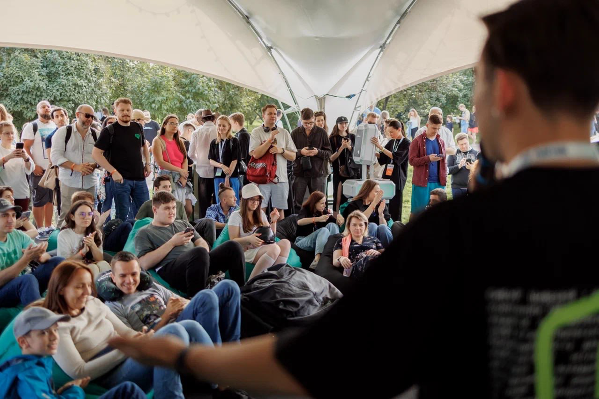 Потихоньку начинает появляться контент с ИТ-пикника. 
Давайте взглянем на событие глазами команды Сибур, которые впервые участвовали на пикнике и сразу покорили всех своим маскотом-Ино Том и мерчом | Сетка — социальная сеть от hh.ru