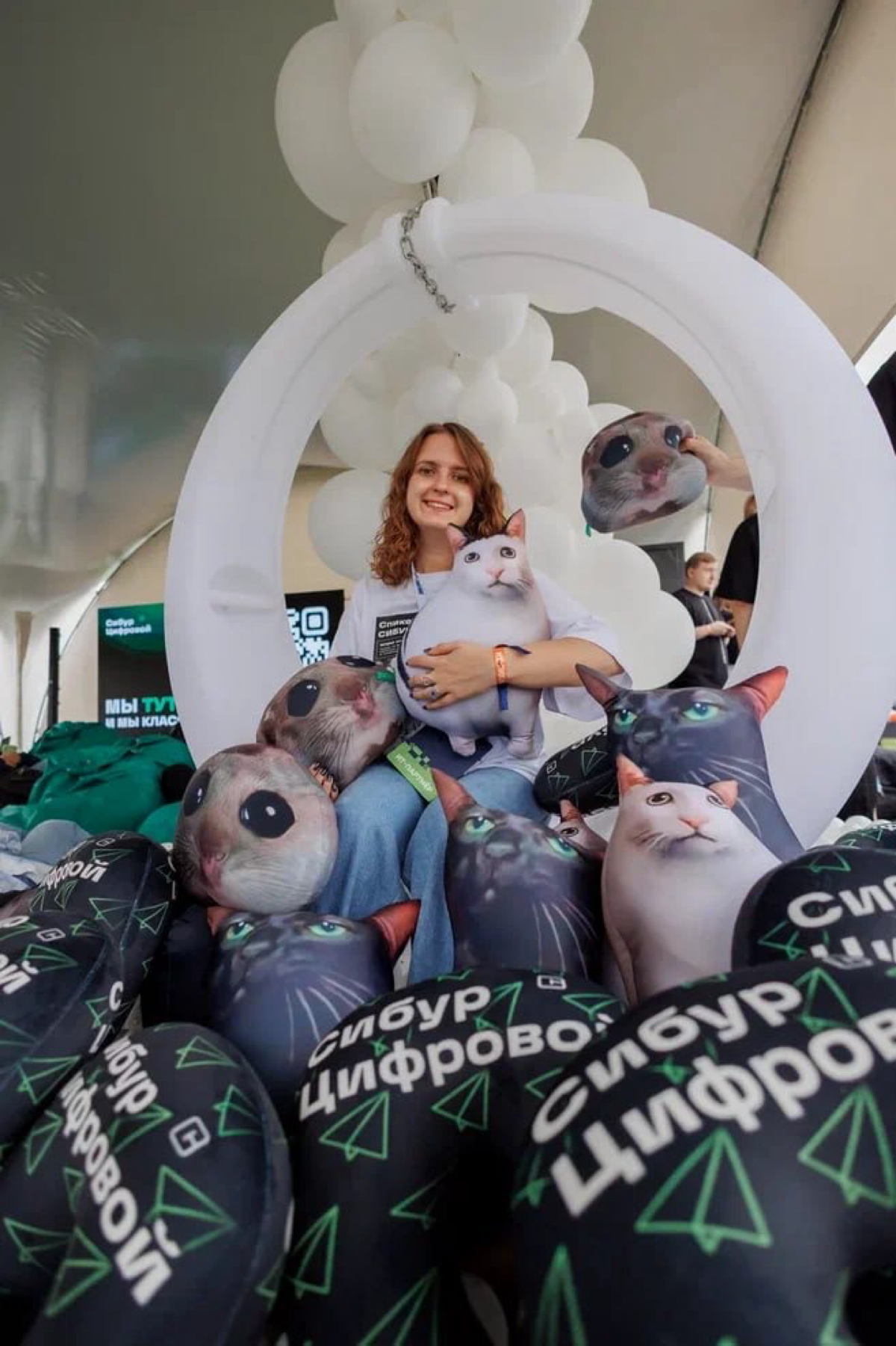 Потихоньку начинает появляться контент с ИТ-пикника. 
Давайте взглянем на событие глазами команды Сибур, которые впервые участвовали на пикнике и сразу покорили всех своим маскотом-Ино Том и мерчом | Сетка — социальная сеть от hh.ru