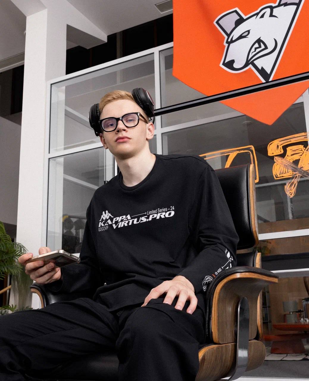 Kappa представила коллаборацию с киберспортивным клубом Virtus. pro
По этому случаю марка опубликовала рекламную кампанию под названием «Главное — внутри». Это уже вторая совместная коллекция | Сетка — социальная сеть от hh.ru