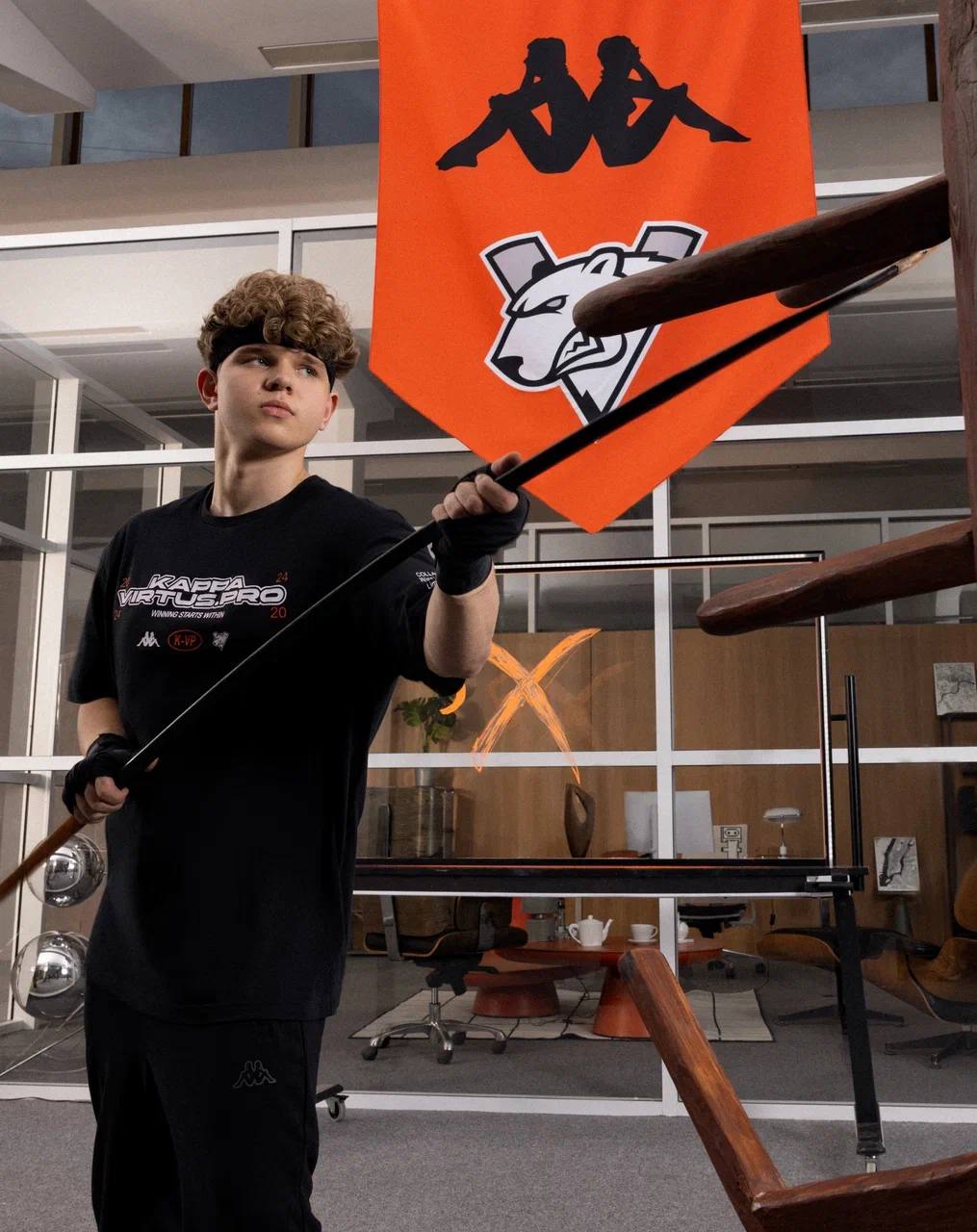 Kappa представила коллаборацию с киберспортивным клубом Virtus. pro
По этому случаю марка опубликовала рекламную кампанию под названием «Главное — внутри». Это уже вторая совместная коллекция | Сетка — социальная сеть от hh.ru