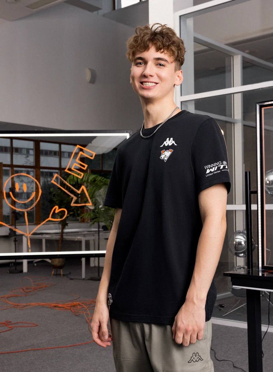 Kappa представила коллаборацию с киберспортивным клубом Virtus. pro
По этому случаю марка опубликовала рекламную кампанию под названием «Главное — внутри». Это уже вторая совместная коллекция | Сетка — социальная сеть от hh.ru