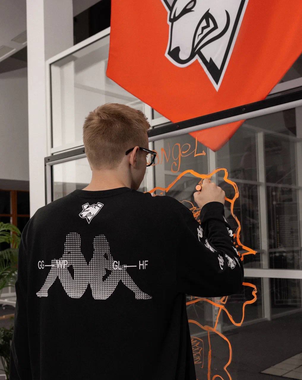 Kappa представила коллаборацию с киберспортивным клубом Virtus. pro
По этому случаю марка опубликовала рекламную кампанию под названием «Главное — внутри». Это уже вторая совместная коллекция | Сетка — социальная сеть от hh.ru