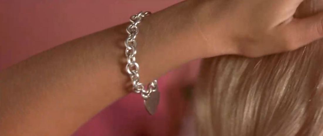 #фифобзор
И, раз уж мы затронули тему подросткового кино и нулевых, предлагаю чуть-чуть поговорить про "Блондинку в законе"!
Это фильм 2001 года про прелестную красавицу, которая решает поступить на ю... | Сетка — социальная сеть от hh.ru