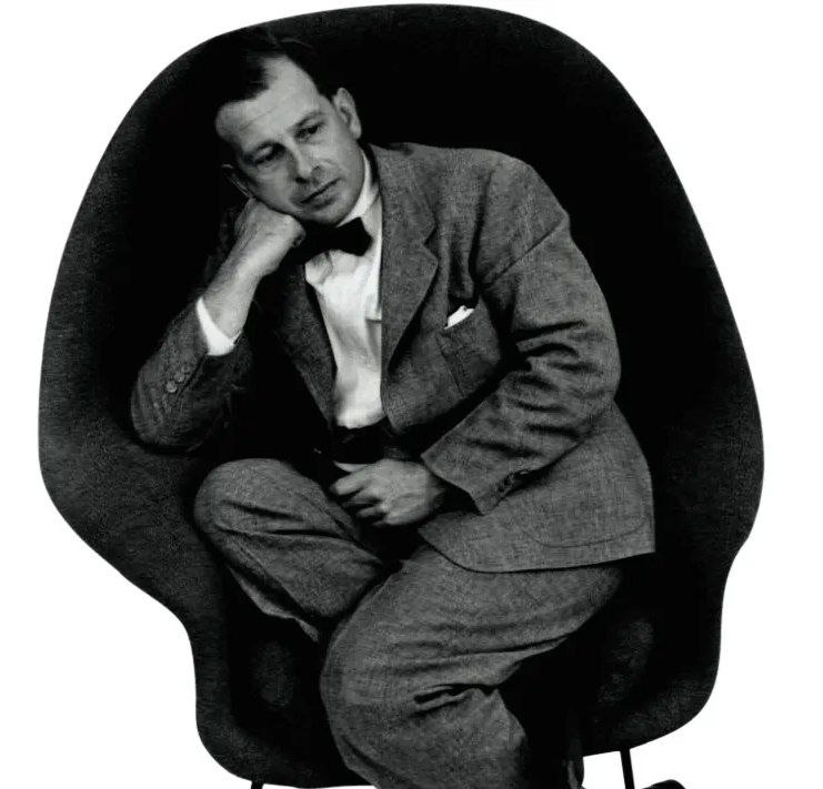 #фифобзор
Элль привезла в Гарвард своё кресло Womb ("чрево" или "матка") от дизайнера Ееро Сааринена. Кресло было создано в 1948 году и производится до сих пор | Сетка — социальная сеть от hh.ru