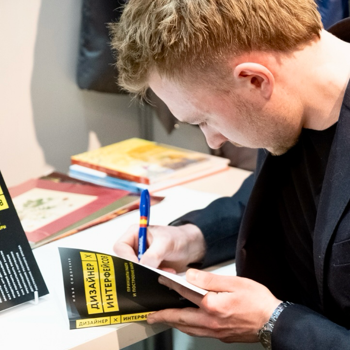 Люблю книги. Наверно поэтому и написал свою.
Книга стала бестселлером по всему СНГ. Называется «Дизайнер интерфейсов».
Пишу вторую. До конца сентября сдам текст издательству | Сетка — социальная сеть от hh.ru