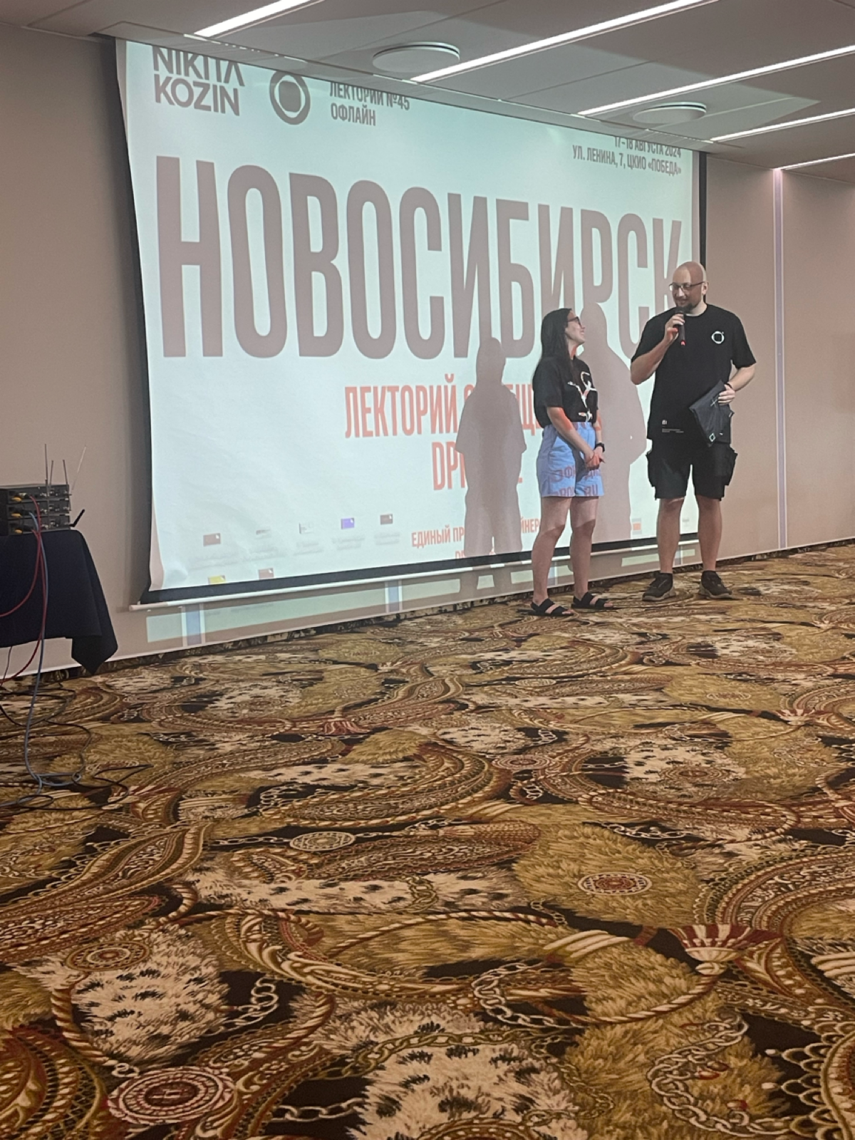 я была в Новосибе на лектории дипрофайла. это сообщество и площадка которая качает дизайн-рынок
там я выиграла футболочку, и там же состоялось мое первое публичное выступление | Сетка — социальная сеть от hh.ru