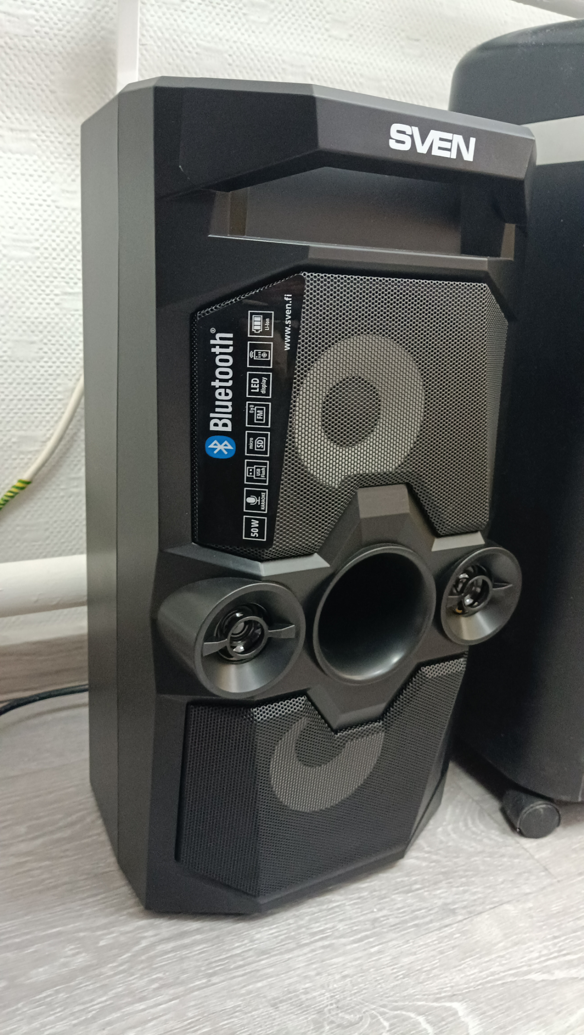 Помните, я рассказывала про колонку в офис? Ту, что заменит нам звукаря и не будет весить тонну?
Мы ей даже имя дали — Надюха. Гля, какая цаца: и формы аппетитные, и аккуратная вся такая | Сетка — социальная сеть от hh.ru