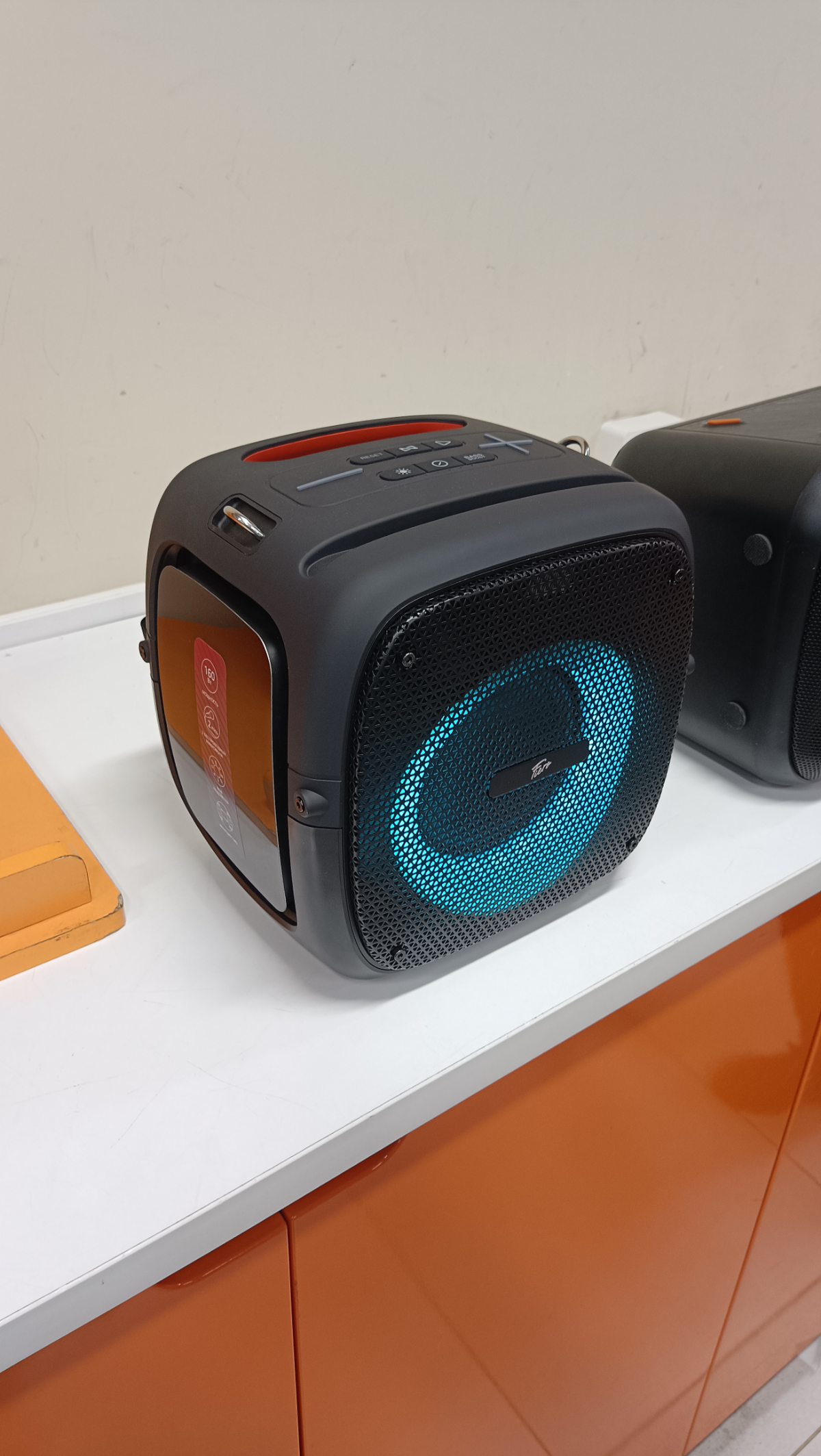 Помните, я рассказывала про колонку в офис? Ту, что заменит нам звукаря и не будет весить тонну?
Мы ей даже имя дали — Надюха. Гля, какая цаца: и формы аппетитные, и аккуратная вся такая | Сетка — социальная сеть от hh.ru