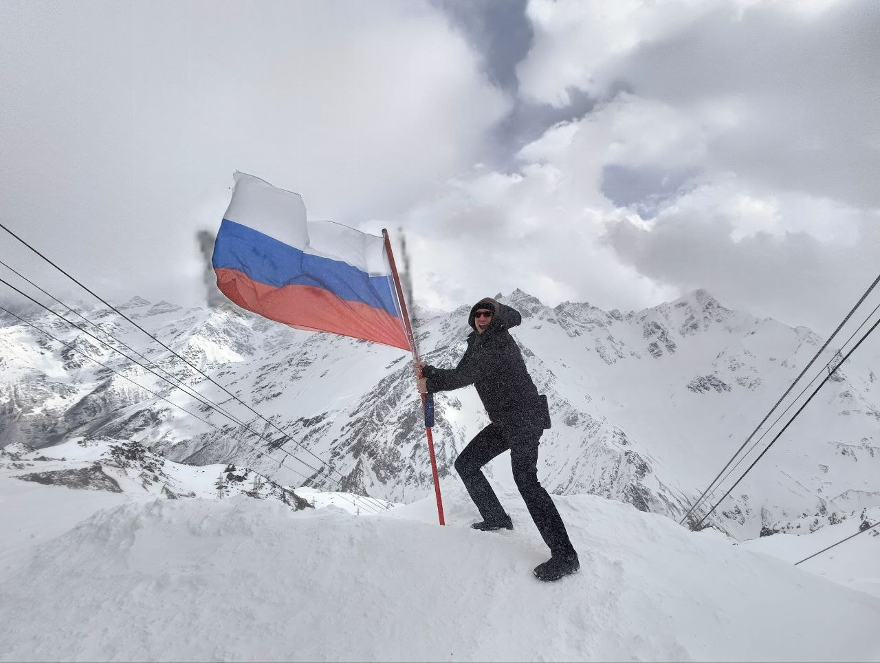 С праздником, коллеги!
Весной этого года побывал на Эльбрусе. Грех было не сделать такое фото 🙂 ✌️ | Сетка — социальная сеть от hh.ru