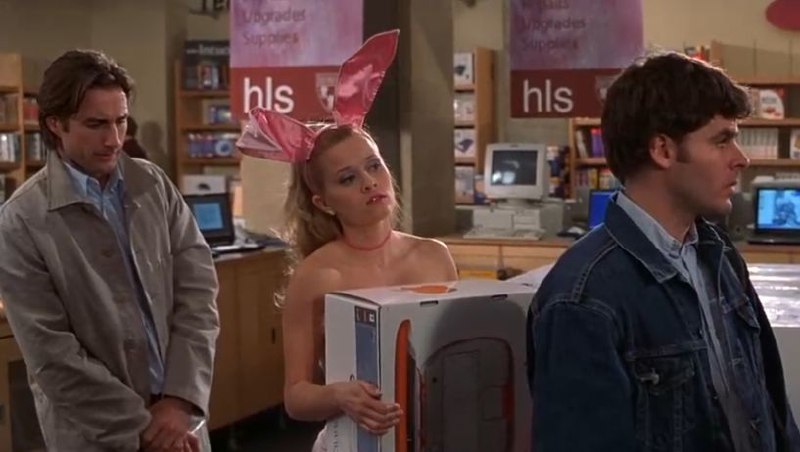 #фифобзор
Прямо с неудачной вечеринки Элль идёт в магазин и покупает — правильно — макбук! Точнее, iBook G3, которые появились в 1999 году как модель для студентов и школьников | Сетка — социальная сеть от hh.ru