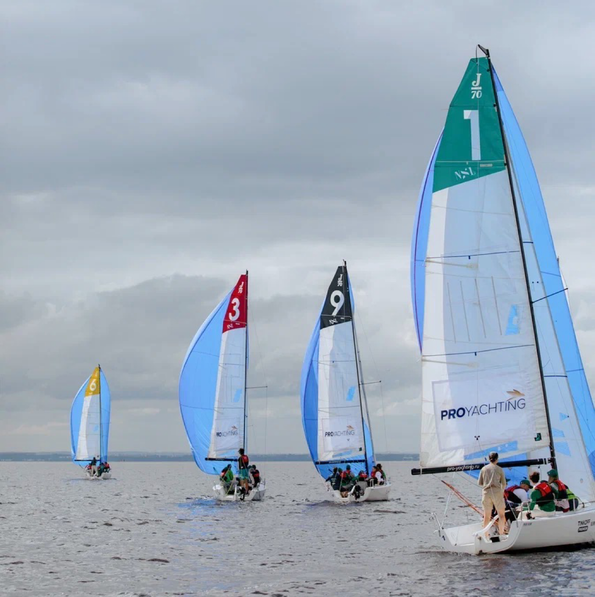 Гонка уже началась…
⠀
Мне тут довелось поучаствовать в регате.
(#HR и T&D на заметку: если нужно #командообразование для ТОПов, лучше активности не найти)
И сие весьма любопытственное занятие | Сетка — социальная сеть от hh.ru