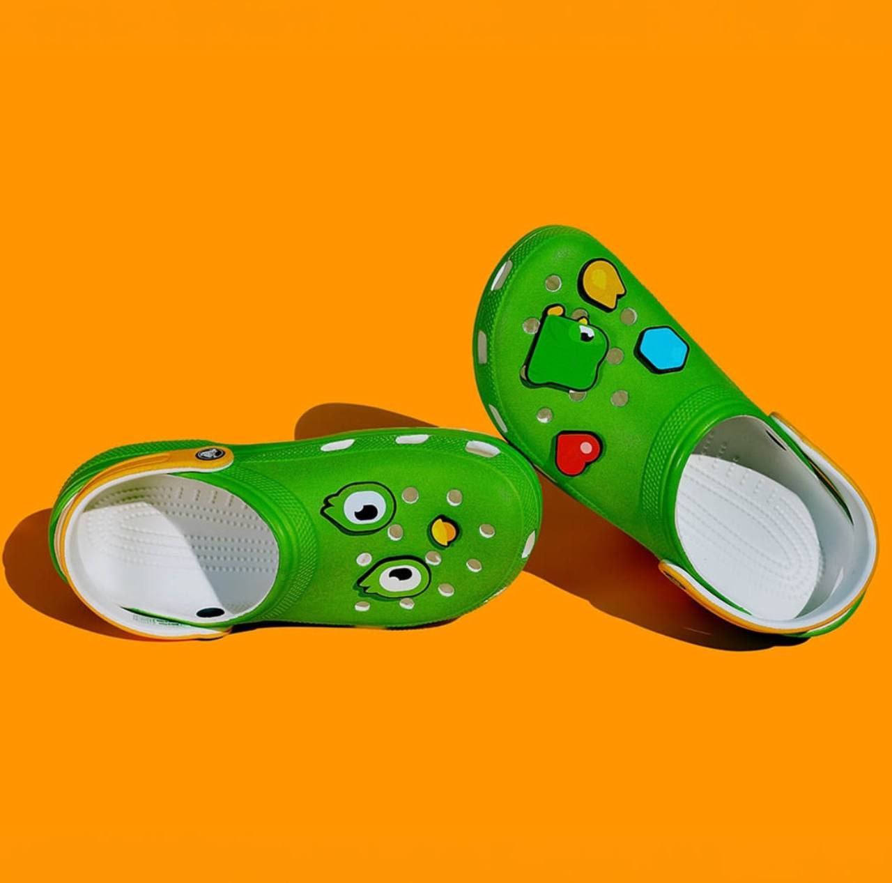 Crocs выкатили сабо с токсичным совёнком Дуо и джиббитсами из приложения Duolingo
Купить обувь для буста языка можно будет уже 23 августа, цены стартуют от 6400 рублей.
🍕зумеры любят пиццу? | Сетка — социальная сеть от hh.ru