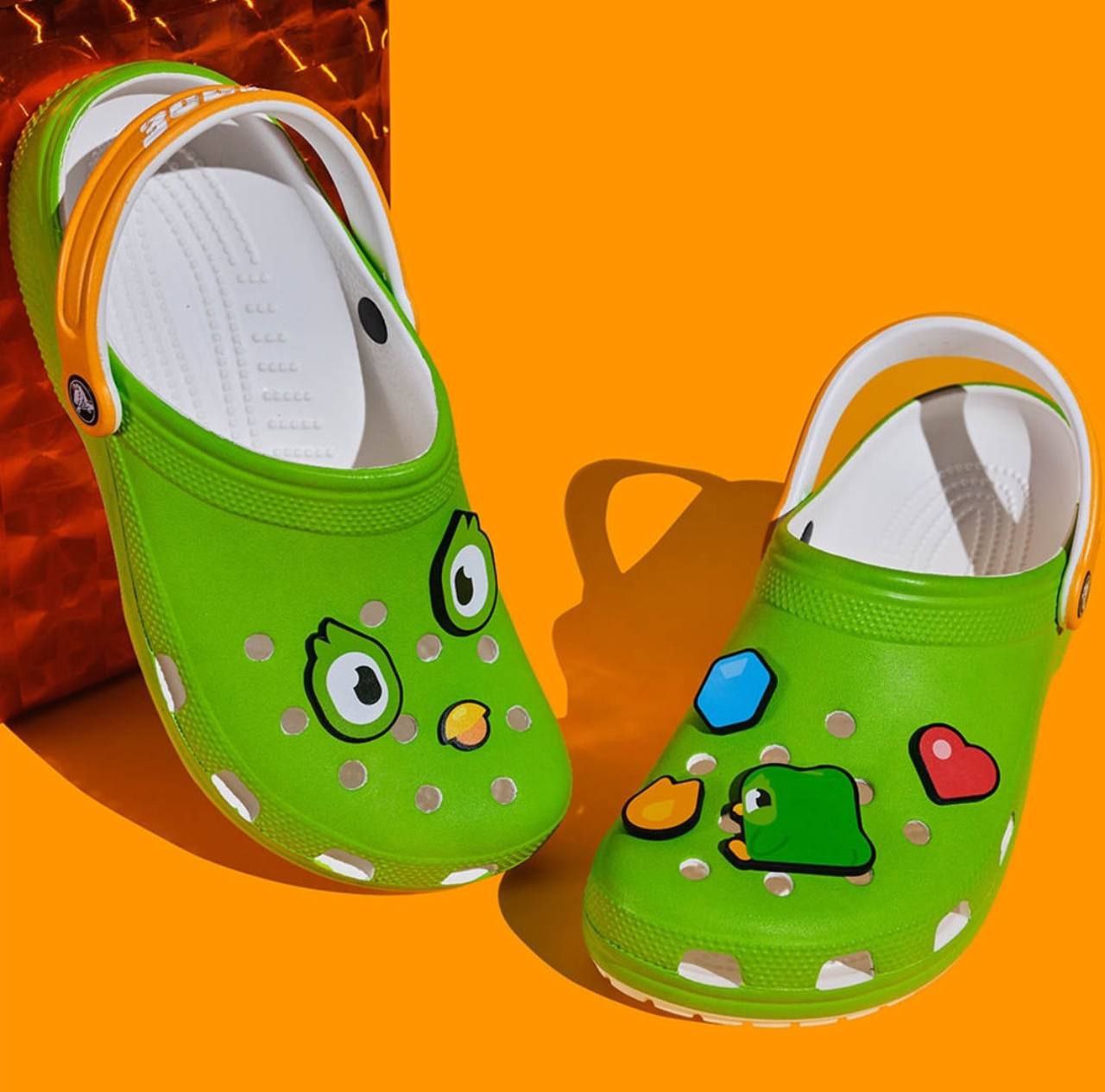 Crocs выкатили сабо с токсичным совёнком Дуо и джиббитсами из приложения Duolingo
Купить обувь для буста языка можно будет уже 23 августа, цены стартуют от 6400 рублей.
🍕зумеры любят пиццу? | Сетка — социальная сеть от hh.ru