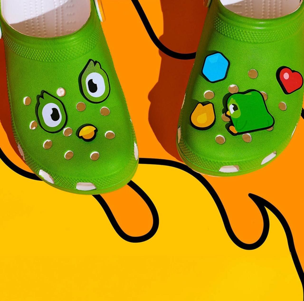 Crocs выкатили сабо с токсичным совёнком Дуо и джиббитсами из приложения Duolingo
Купить обувь для буста языка можно будет уже 23 августа, цены стартуют от 6400 рублей.
🍕зумеры любят пиццу? | Сетка — социальная сеть от hh.ru