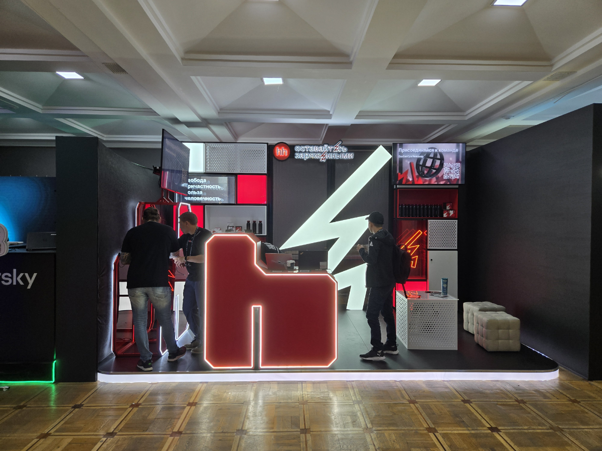 Привет. Заходите на наш стенд на офзоне, знакомиться, общаться, обмениваться опытом.  Всем рады. | Сетка — социальная сеть от hh.ru