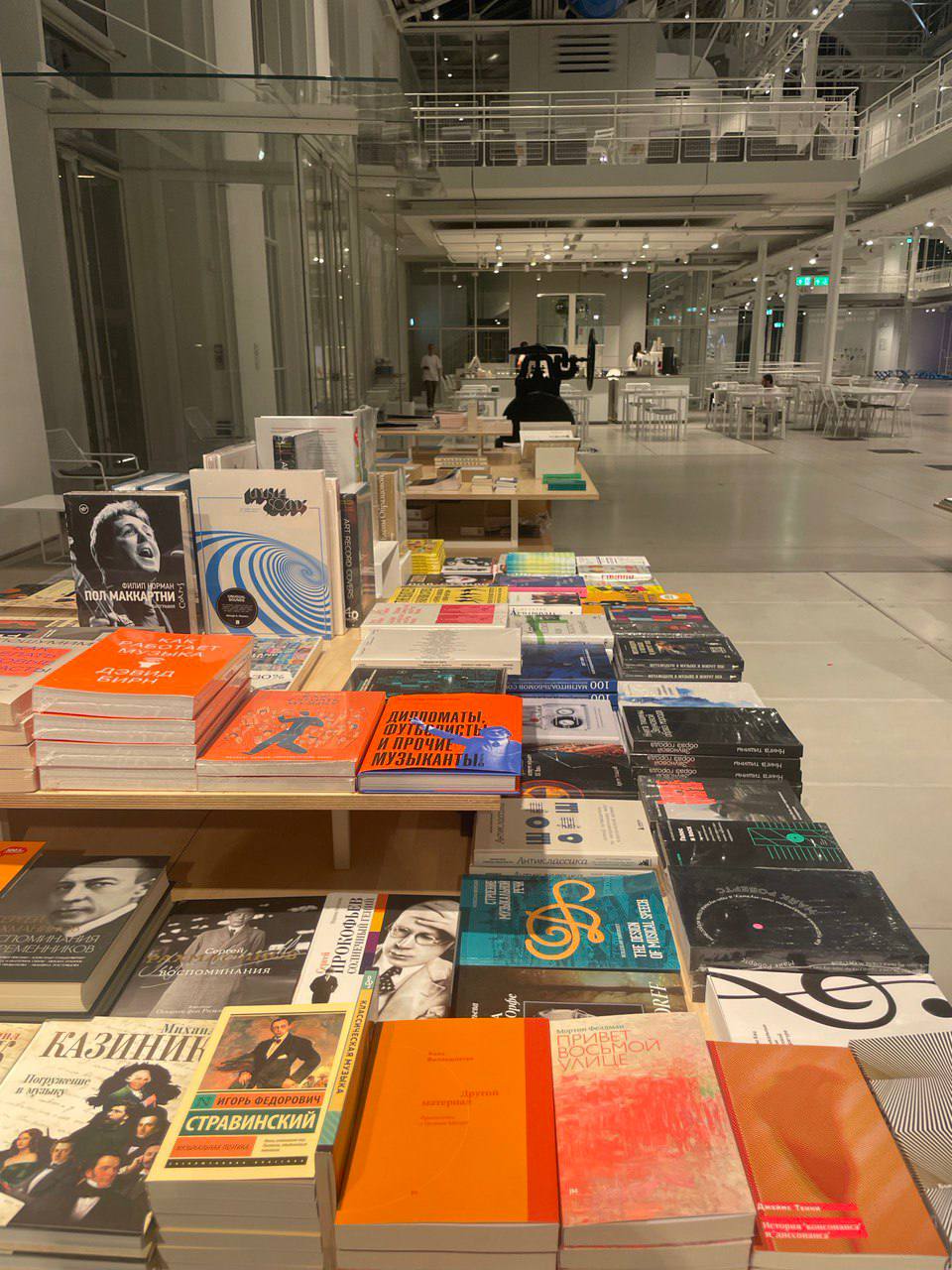 Книга Дипломаты, Футболисты и прочее - в ГЭС -2.
(Photo by Юлия Шманева) | Сетка — социальная сеть от hh.ru