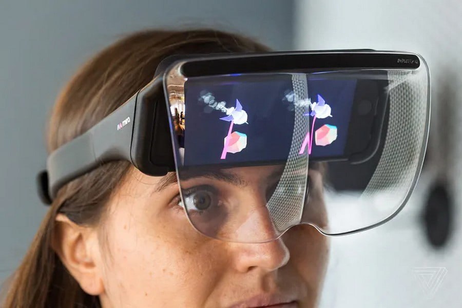 Начну с дополненной реальности (AR). 
Сначала предыстория, далее концепты | Сетка — социальная сеть от hh.ru