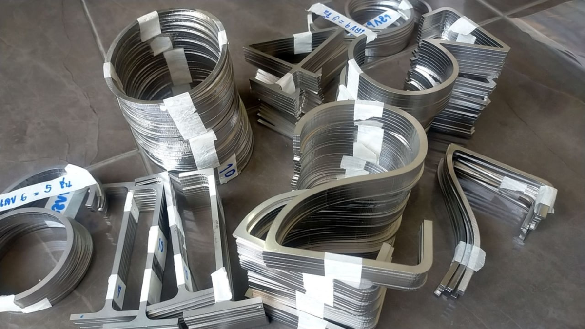 Фирменный стиль Andaman House — закрытого пляжного клуба на Пхукете
Айдентика очень выдержанная, в её основе — самодельная тонкая низкоконтрастная антиква в сочетании с лаконичной и благородной палитр... | Сетка — социальная сеть от hh.ru