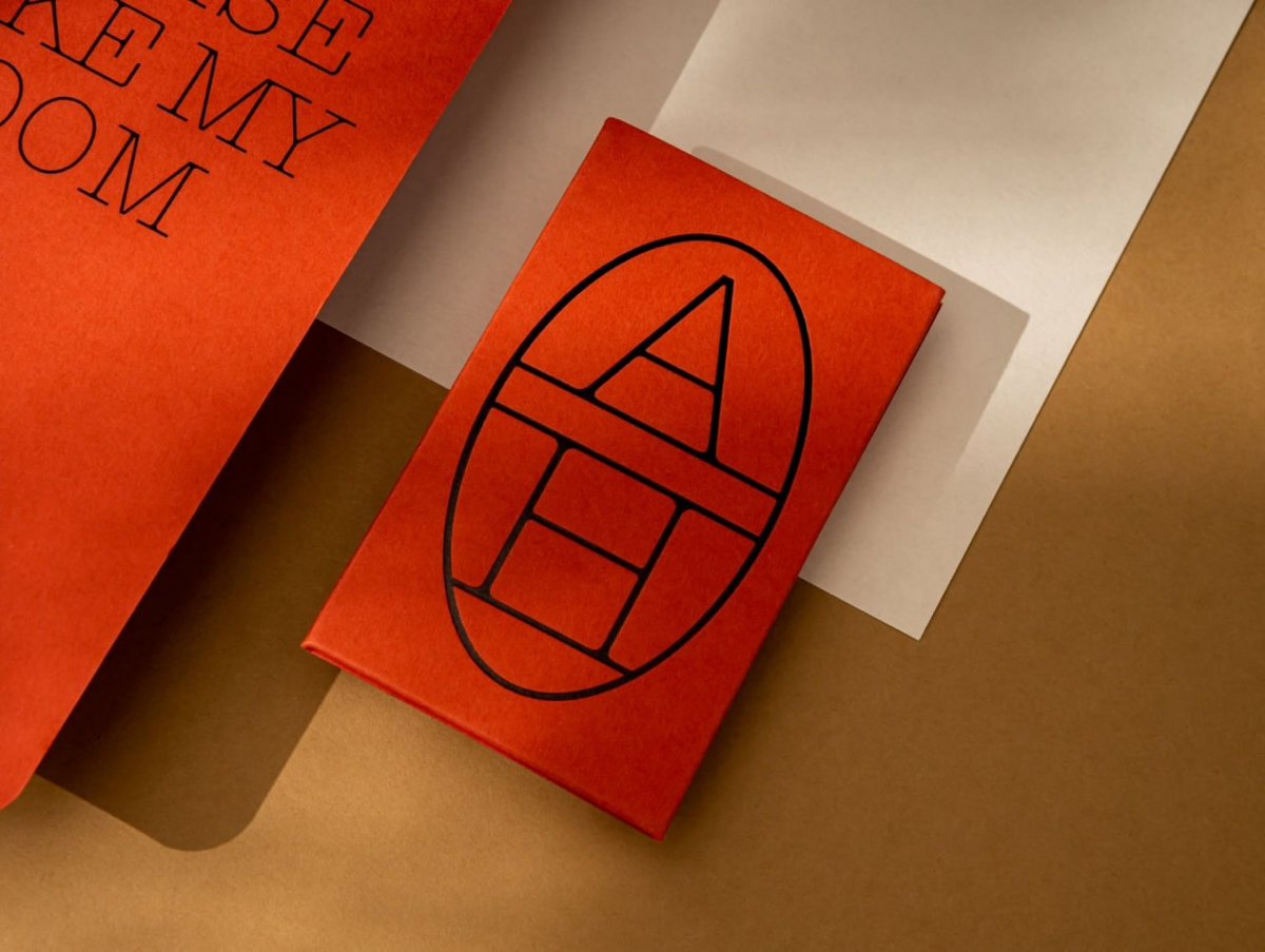 Фирменный стиль Andaman House — закрытого пляжного клуба на Пхукете
Айдентика очень выдержанная, в её основе — самодельная тонкая низкоконтрастная антиква в сочетании с лаконичной и благородной палитр... | Сетка — социальная сеть от hh.ru