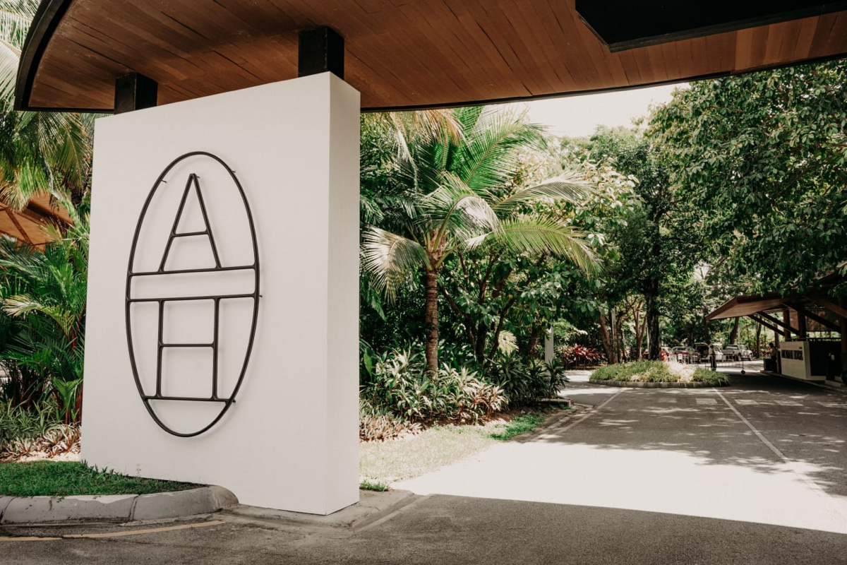 Фирменный стиль Andaman House — закрытого пляжного клуба на Пхукете
Айдентика очень выдержанная, в её основе — самодельная тонкая низкоконтрастная антиква в сочетании с лаконичной и благородной палитр... | Сетка — социальная сеть от hh.ru