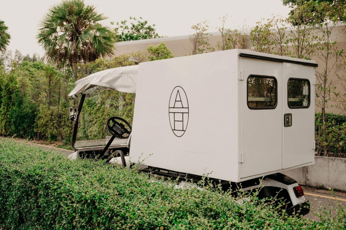 Фирменный стиль Andaman House — закрытого пляжного клуба на Пхукете
Айдентика очень выдержанная, в её основе — самодельная тонкая низкоконтрастная антиква в сочетании с лаконичной и благородной палитр... | Сетка — социальная сеть от hh.ru