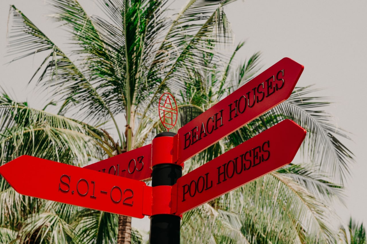 Фирменный стиль Andaman House — закрытого пляжного клуба на Пхукете
Айдентика очень выдержанная, в её основе — самодельная тонкая низкоконтрастная антиква в сочетании с лаконичной и благородной палитр... | Сетка — социальная сеть от hh.ru