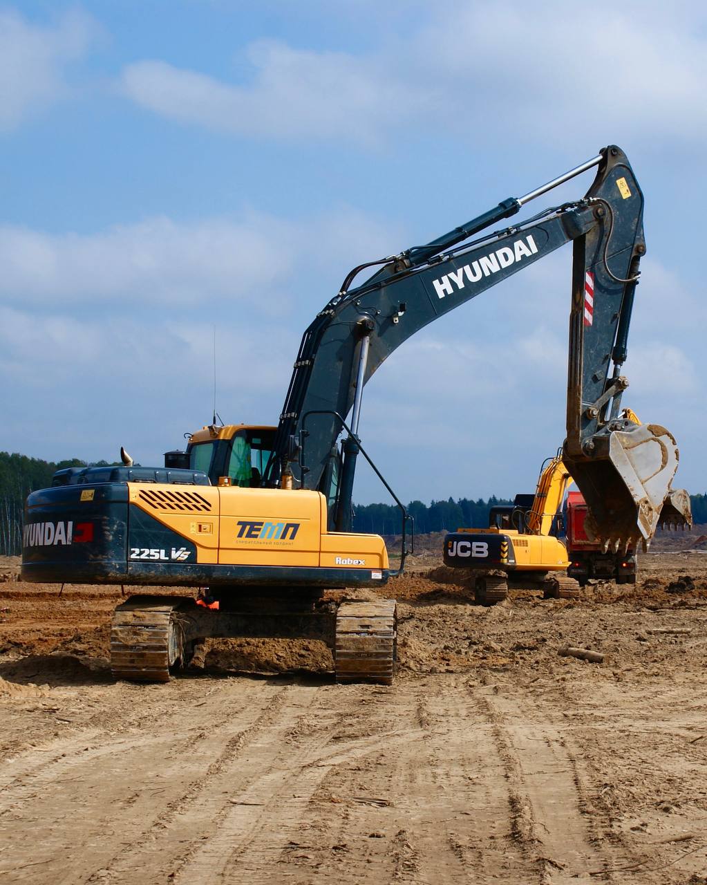 Генеральный директор строительного холдинга ТЕМП, Дмитрий Леонидович Грохольский, рассказал о поездке в Десногорск:
В эту среду побывал в Десногорске, где ТЕМП с холдингом «ТИТАН-2» приступил к вертик... | Сетка — социальная сеть от hh.ru