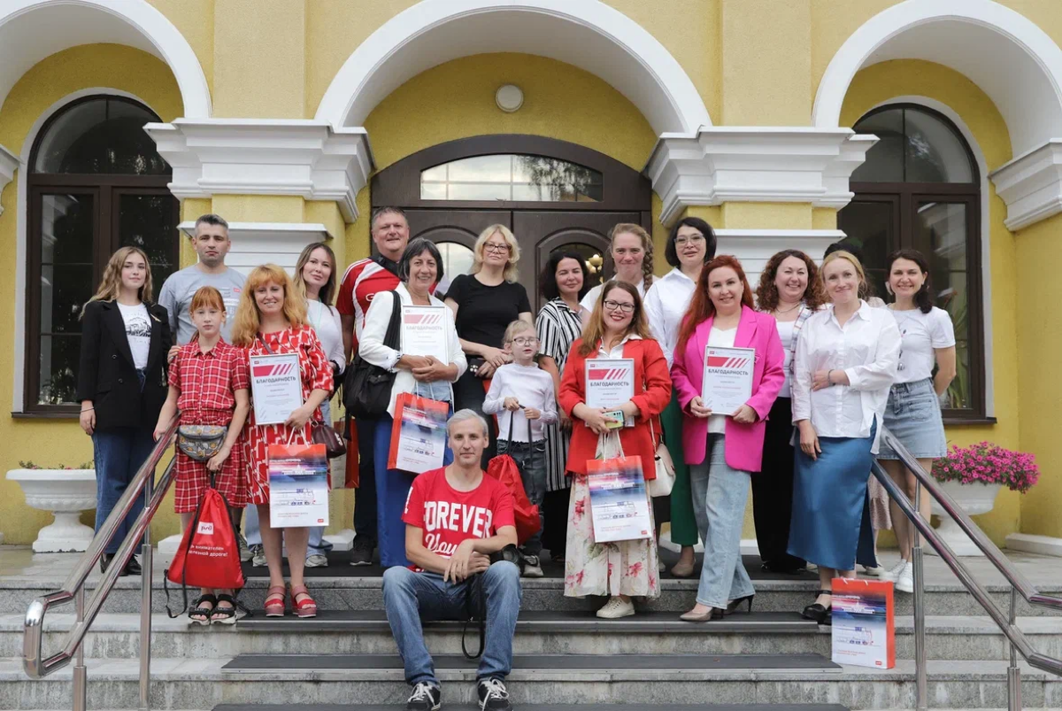 Россия - страна железных дорог. Я очень люблю путешествовать на поезде. Под стук колес я отдыхаю. Люблю чай из подстаканника и задушевные разговоры со случайными попутчиками | Сетка — социальная сеть от hh.ru