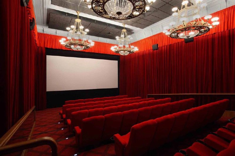 🎞️ Секретный кинотеатр на Красной площади
Сеансы начинаются с 10:00
Кинозал ГУМа — это камерный театр из трех залов, где показывают кино 🎥
Репертуар здесь особенный — это и премьеры, и классика кино, ... | Сетка — социальная сеть от hh.ru