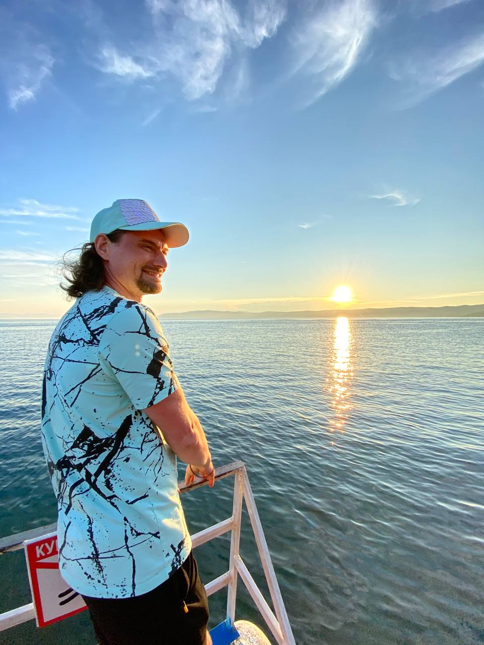 А поздравим мы Сергея Кутузова гениального продюсера современности с днем рожденья🤣❤️
Мне 41 фото с отпуска на Байкале, сегодня болеем вдвоем, лежим горизонтально | Сетка — социальная сеть от hh.ru