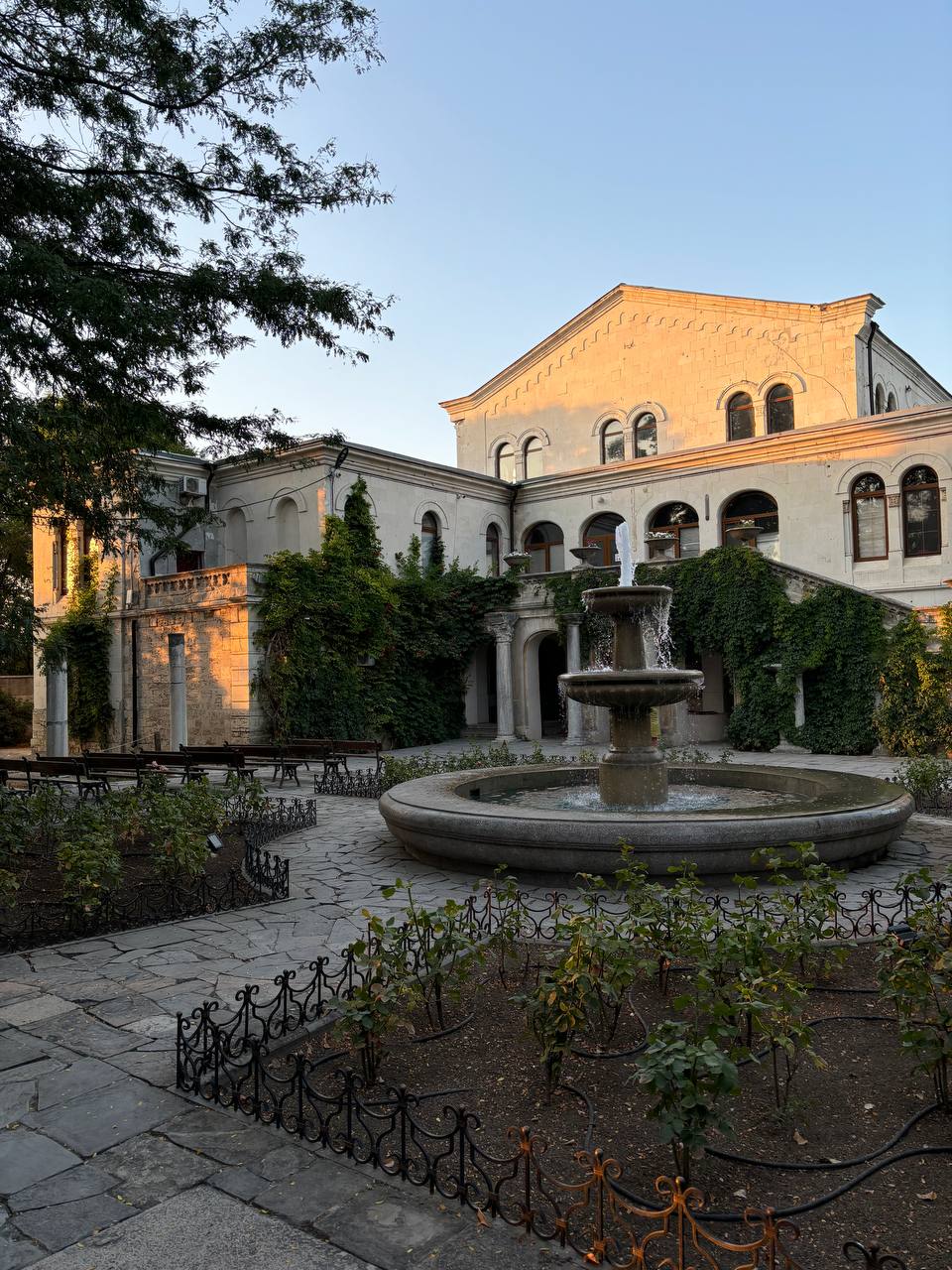 Прогулка по святым местам накануне отъезда была лучшим решением 💫ХерсонесТаврический и Новый Херсонескакие-то невероятные места. Любопытно, что каждый абсолютно по своему ведет себя при взаимодействии | Сетка — социальная сеть от hh.ru