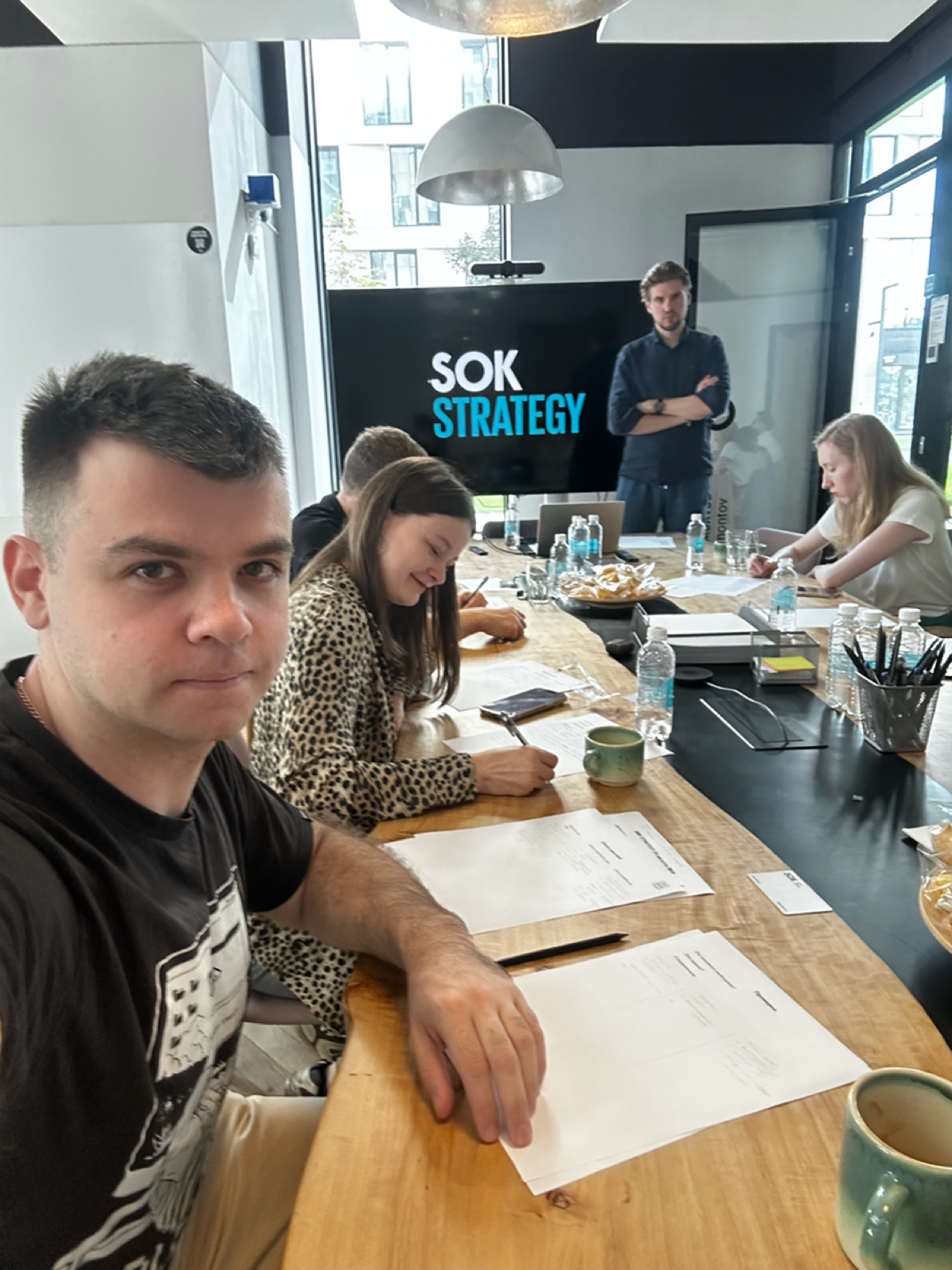 На стратегической сессии у Дмитрия Чуприна в SOK Rybakov Tower.
Субботний тренинг. Ставлю себе цель на сентябрь-ноябрь 2024.
Интересная мысль на заметку: 
Цель – это то, что хочешь получить | Сетка — социальная сеть от hh.ru