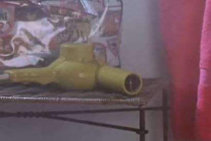 #фифобзор
И в завершение — два предмета, которые тут будто бы не к месту. У Элль в Калифорнии на столике лежит очень мощный фен, который выглядит уж сильно старо (как будто бы он из 60х, если честно) | Сетка — социальная сеть от hh.ru