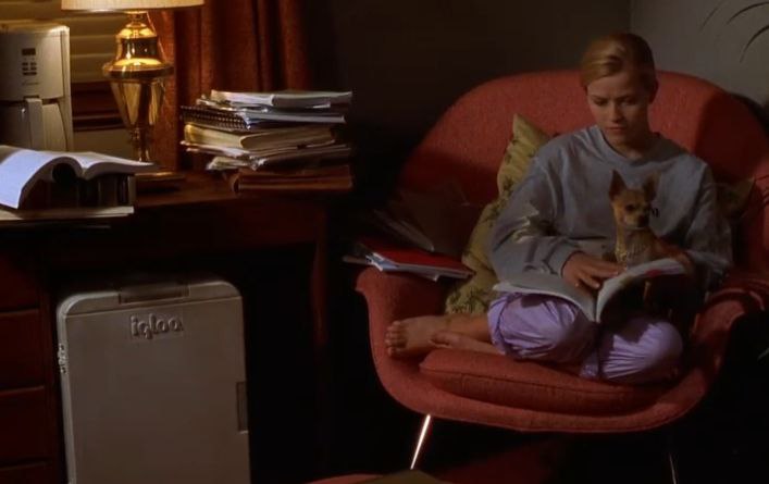 #фифобзор
И в завершение — два предмета, которые тут будто бы не к месту. У Элль в Калифорнии на столике лежит очень мощный фен, который выглядит уж сильно старо (как будто бы он из 60х, если честно) | Сетка — социальная сеть от hh.ru