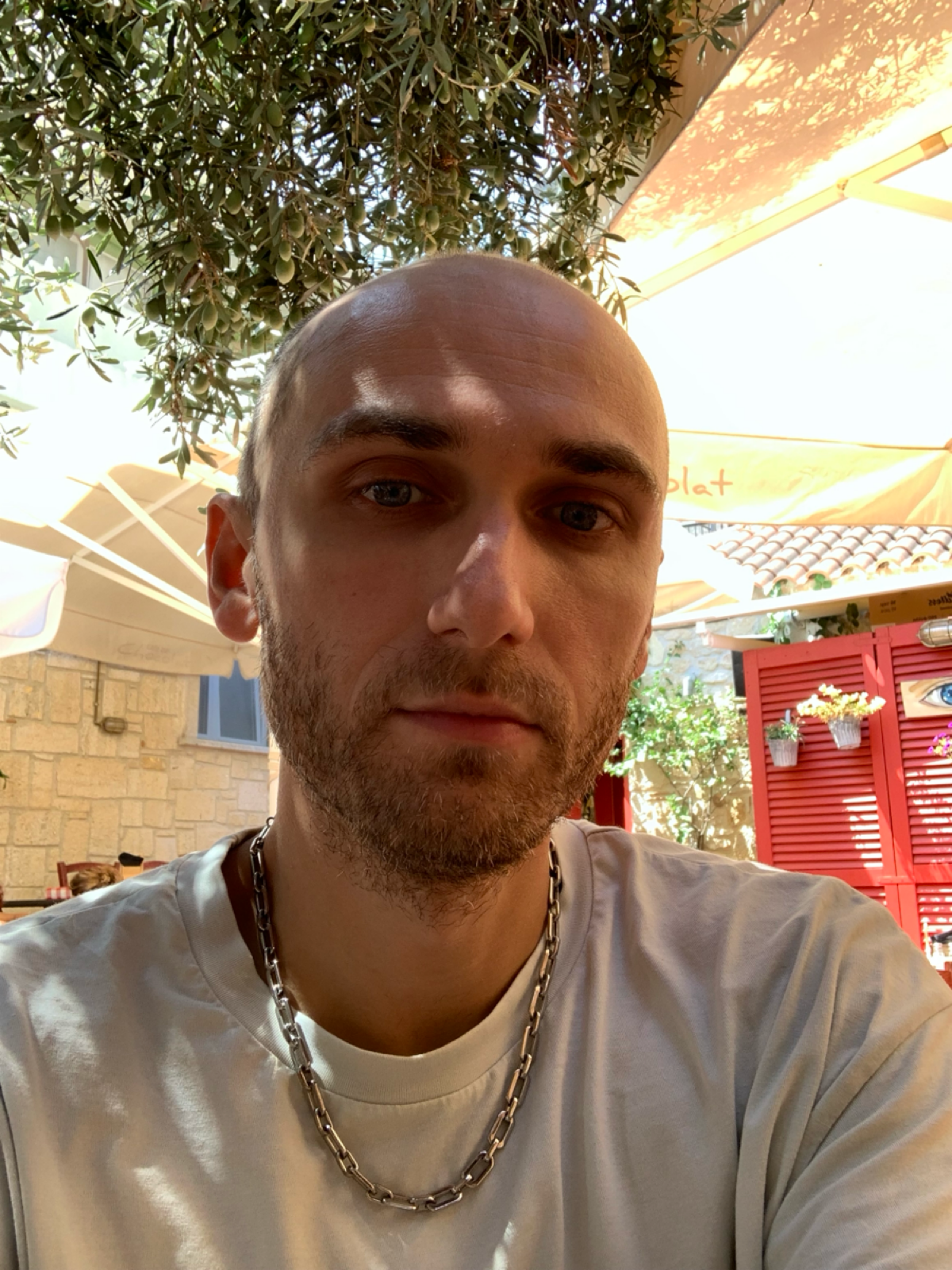 Всем привет, мне 37 лет, родился и вырос в России, я Питерский пацан который переехал в Грецию. По образованию пиар-специалист а по призванию художник | Сетка — социальная сеть от hh.ru