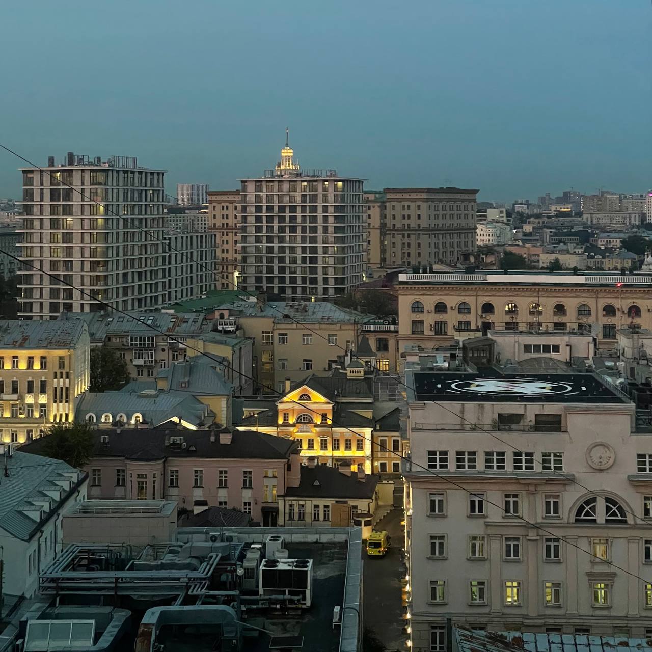 Хотела нелегально залезть на крышу дома и показать вам закат. Но неизвестный человек, спящий в собественных фекалиях, не дал мне пройти туда
Поэтому вот вам вид другой стороны заката | Сетка — социальная сеть от hh.ru