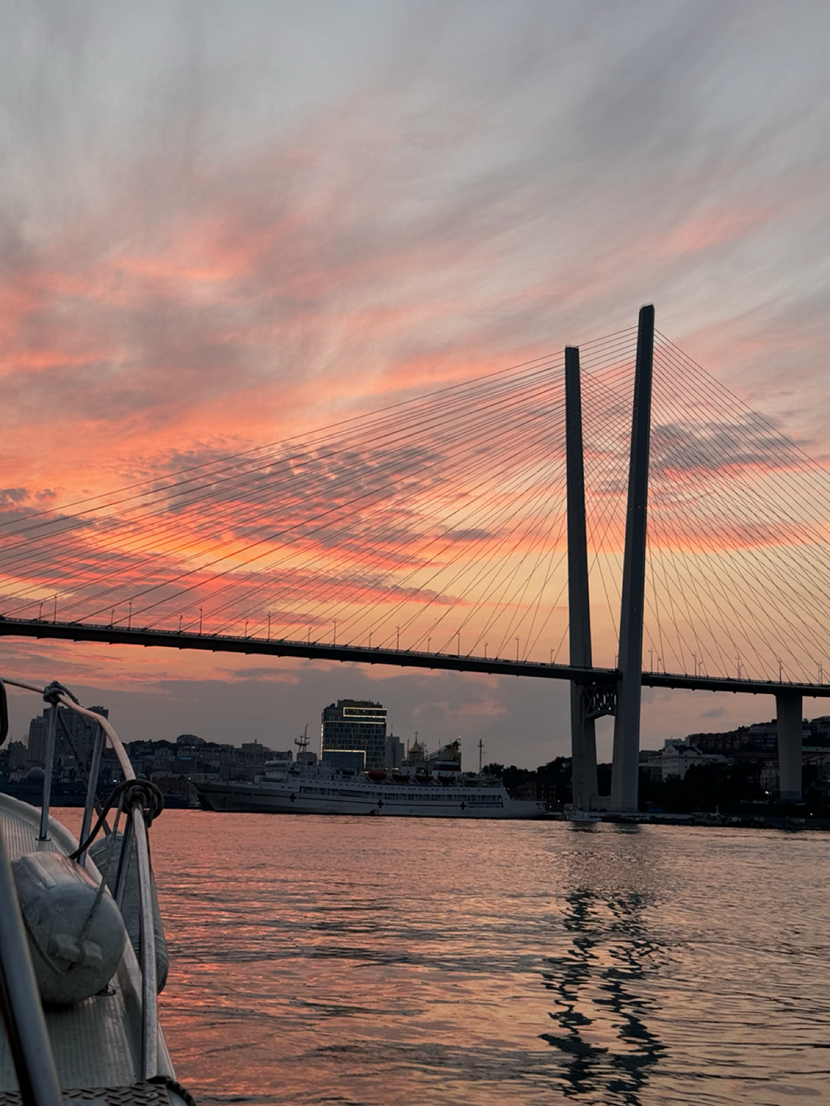 Вчера оказалась на корпоративном мероприятии «Лето вместе», прогулке на катере вдоль побережья Владивостока | Сетка — социальная сеть от hh.ru