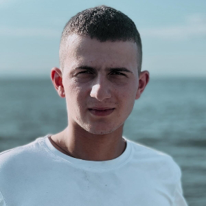 Данила Манякин