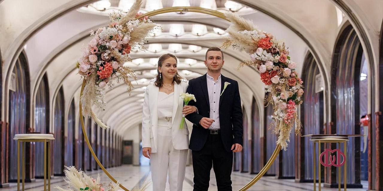 За три года на станции «Маяковская» поженились 66 пар👰🏻‍♀️🤵🏼Свадьбы в метро традиционно проходят по ночам | Сетка — социальная сеть от hh.ru