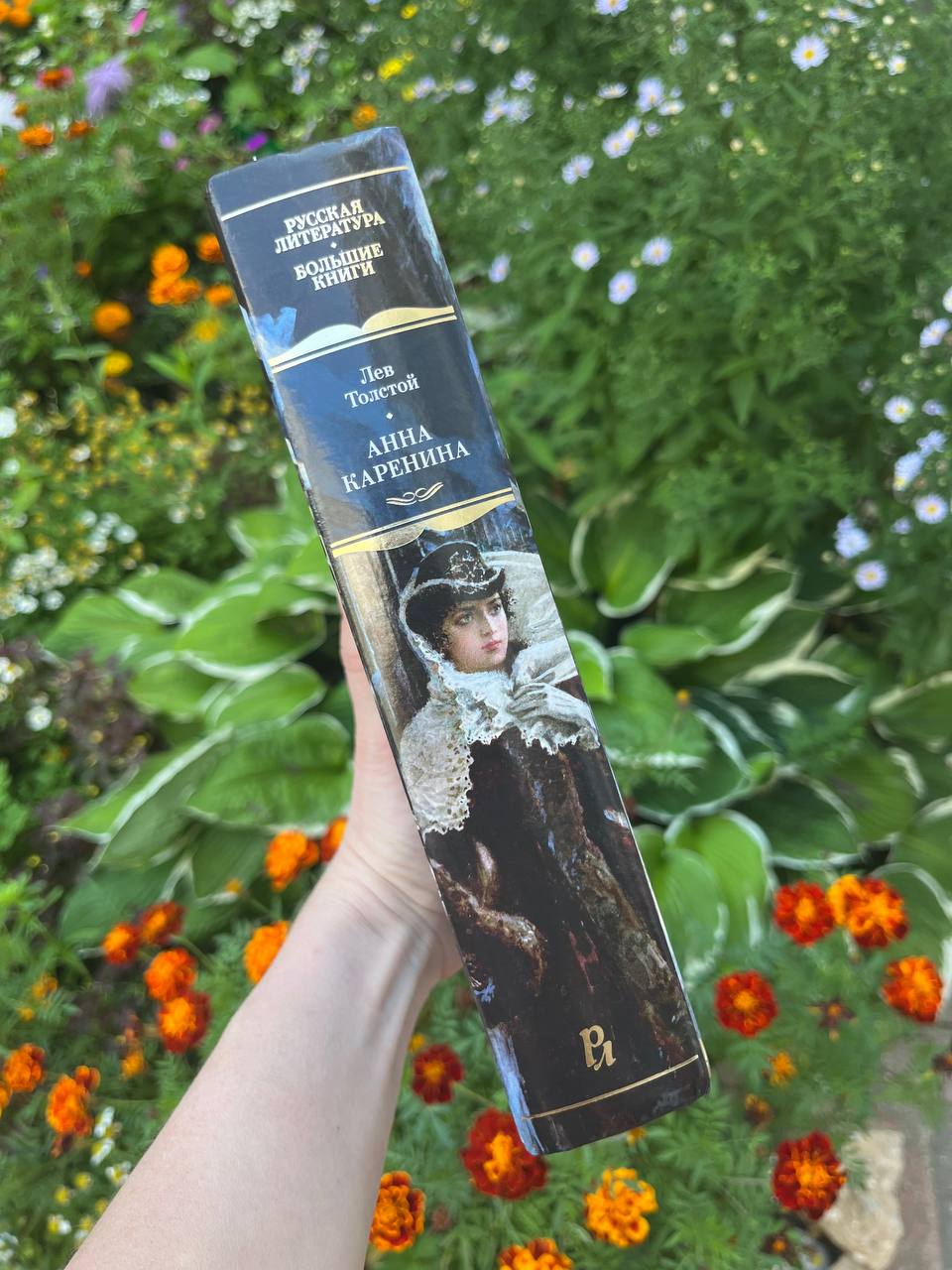 📚 на фоне задержания Дурова, про которое пишут всееее (и даже книжные блогеры, резко кинувшиеся создавать группы вконтакте), продолжается моё знакомство с романом Льва Толстого «Анна Каренина» ☕️
ах, ... | Сетка — социальная сеть от hh.ru