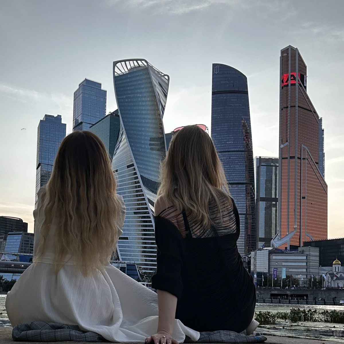Гуляла вчера по Москве с подругой. Как же я люблю этот город! В самых оживленный районах есть маленькие уютные уголочки, где можно спрятаться от шума и любоваться закатом | Сетка — социальная сеть от hh.ru